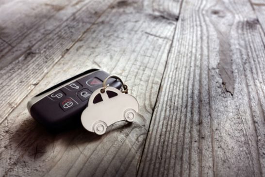 Car_remote_on_wood_Brian_Jackson_Fotolia