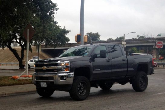 Chevrolet_Silverado_HD-Texas-USA-street_scene-2015