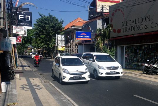 daihatsu_agya-toyota_kijang_innova-bali-indonesia-street_scene-2015