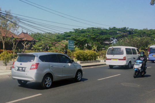 datsun_go_plus-kia_pregio-bali-indonesia-street_scene-2015