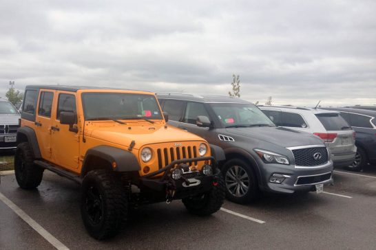 Jeep_Wrangler-Infiniti_QX80-Jeep_Grand_CherokeeTexas-USA-street_scene-2015