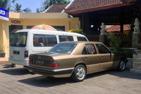 mercedes_benz_w124-bali-indonesia-street_scene-2015