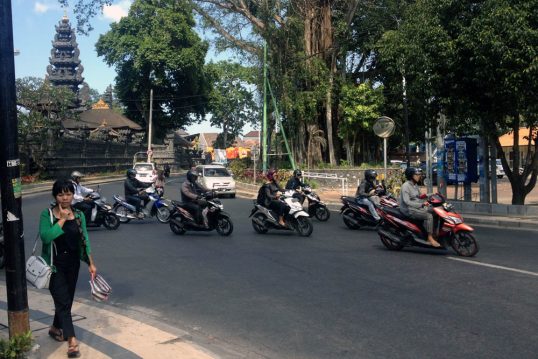motorbikes-toyota_avanza-bali-indonesia-street_scene-2015