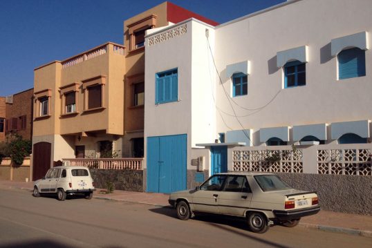 renault_4_quatrelle-renault_11-morocco-africa-street_scene-2015