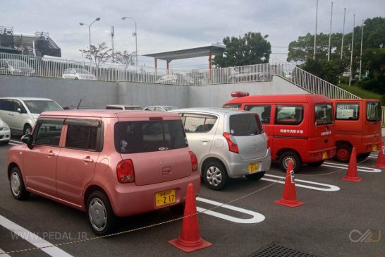 Suzuki_Lapin-Suzuki_Alto-Honda_Vamos-rear-Japanese-street_scene-2015