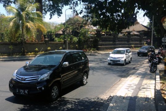 toyota_avanza-bali-indonesia-street_scene