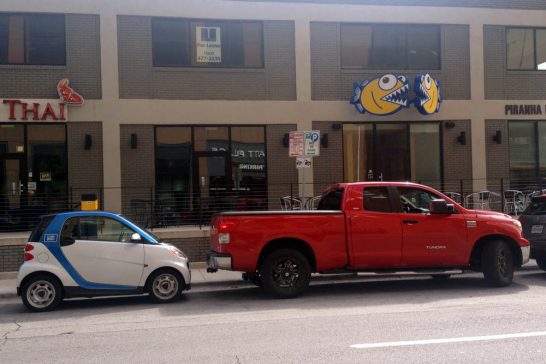 Toyota_Tundra-Smart_Fortwo-Texas-USA-street_scene-2015