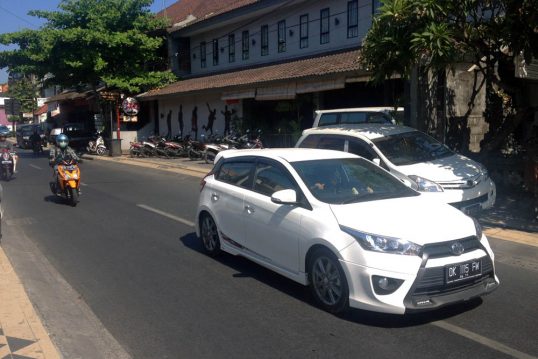 toyota_yaris-toyota_avanza-bali-indonesia-street_scene-2015