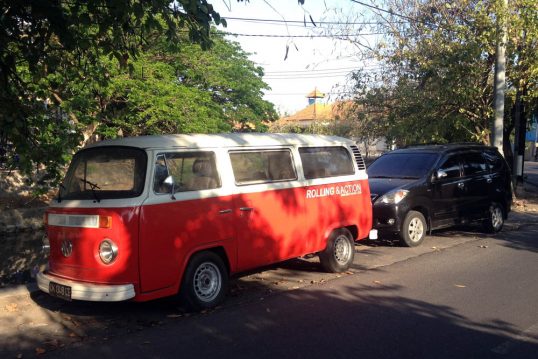 volkswagen_t2-toyota_avanza-bali-indonesia-street_scene-2015
