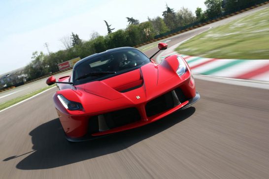 2014-Ferrari-LaFerrari-front-end-in-motion-02