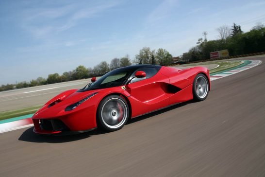 2014-Ferrari-LaFerrari-side-in-motion-02