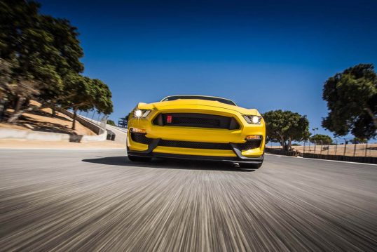 2016-Ford-Mustang-Shelby-GT350R-front-end-in-motion