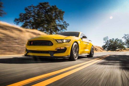 2016-Ford-Mustang-Shelby-GT350R-front-three-quarter-in-motion-03