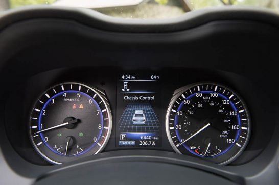 2016-Infiniti-Q50-30T-instrument-cluster