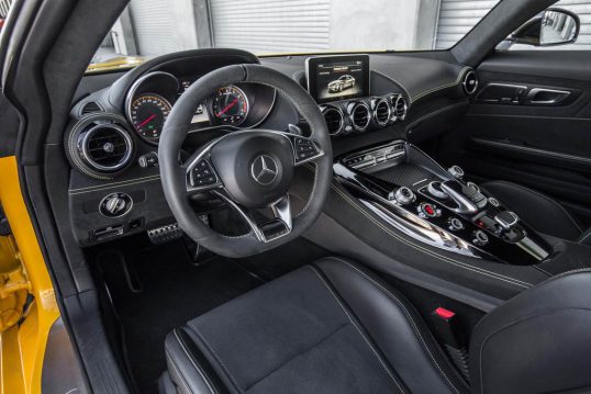 2016-Mercedes-AMG-GT-S-cockpit