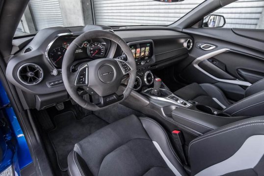 2017-chevrolet-camaro-ss-1le-cockpit