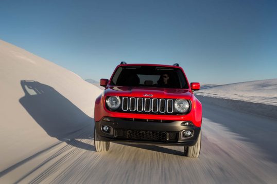 2017-jeep-renegade-latitude-front-view-in-motion-03