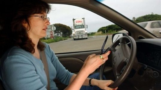 Avoid-using-your-phone-while-driving-1