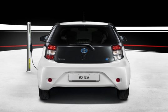 Toyota-iQ-EV-4[3]