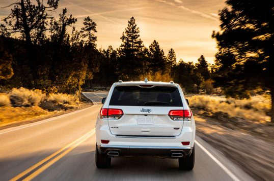 2017-jeep-grand-cherokee-summit-rear-end-in-motion