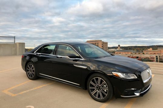 2017-lincoln-continental-reserve-awd-front-three-quarter-01