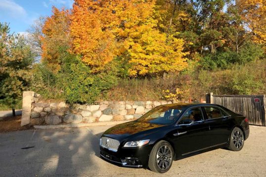 2017-lincoln-continental-reserve-awd-front-three-quarter-03