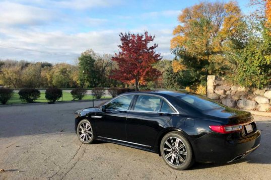 2017-lincoln-continental-reserve-awd-rear-three-quarter-01