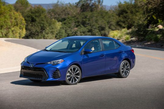 2017-toyota-corolla-se-front-three-quarter-in-motion-03