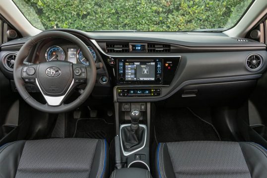 2017-toyota-corolla-xse-cabin-01