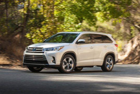 2017-toyota-highlander-hybrid-limited-platinum-front-three-quarter-in-motion-01