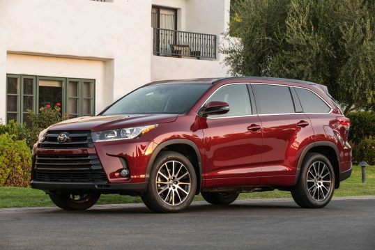 2017-toyota-highlander-se-front-three-quarter-02