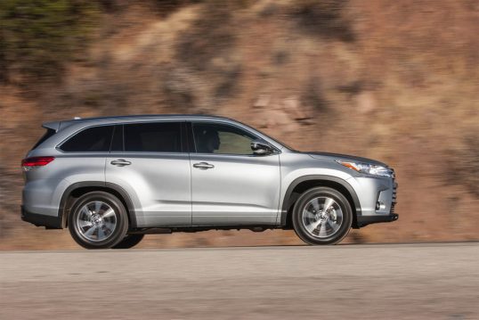 2017-toyota-highlander-xle-awd-side-profile-in-motion-02