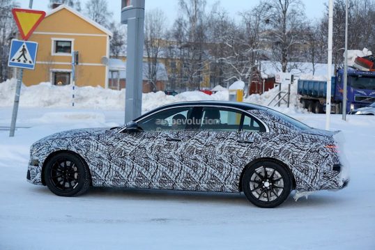 2017-mercedes-amg-e63-spied-melting-snow-near-the-arctic-circle_7