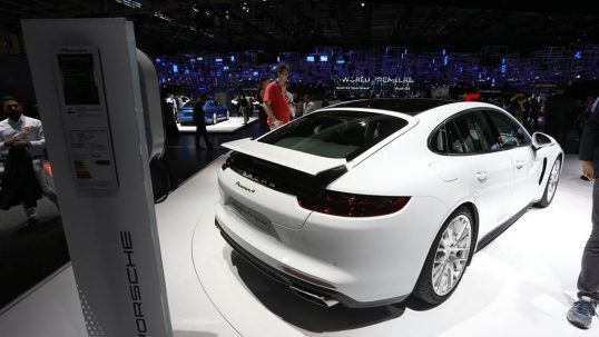 2017-porsche-panamera-4-e-hybrid-paris-motor-show3