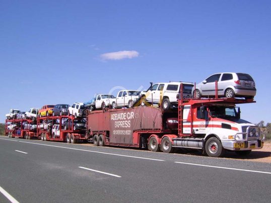 قطار جاده‌ای استرالیایی با ظرفیت حمل 19 خودرو