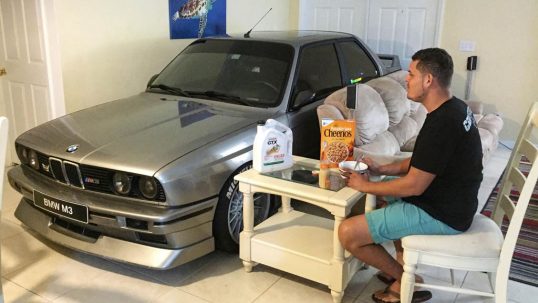 bmw-e30-m3-in-living-room-01