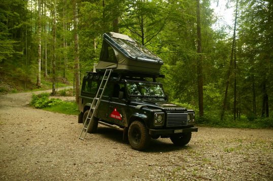 steed-land-rover-praemio-front-three-quarters-4