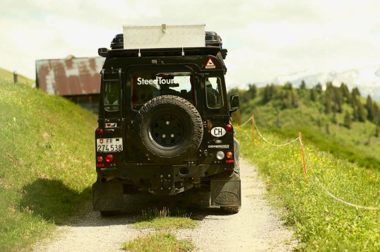 steed-land-rover-praemio-rear