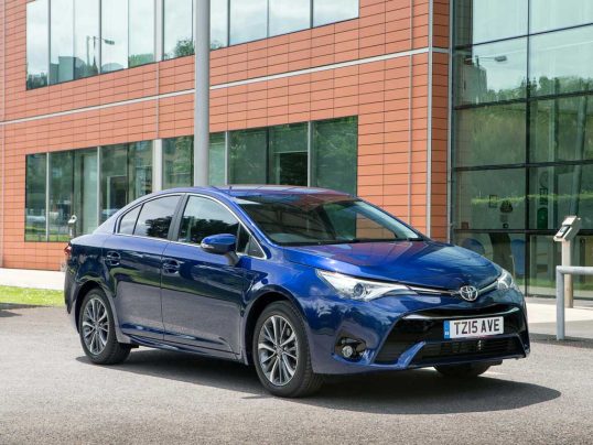 toyota-avensis-2016-03