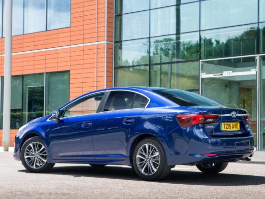 toyota-avensis-2016-04