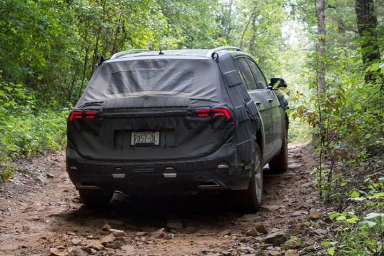 volkswagen-midsize-suv-prototype-rear-view-in-motion-02