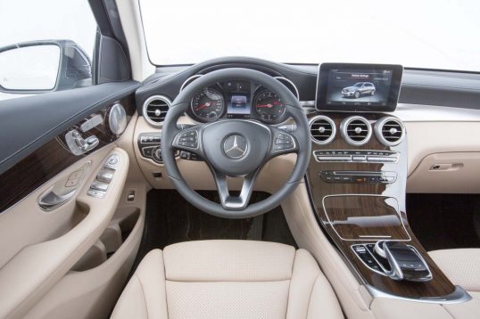 2016-mercedes-benz-glc-300-4matic-cockpit