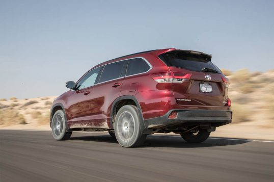 2017-toyota-highlander-se-awd-rear-three-quarter-in-motion