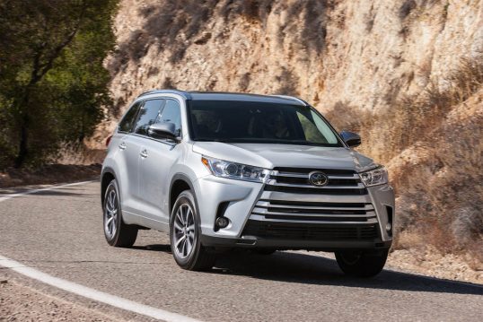 2017-toyota-highlander-xle-awd-front-three-quarter-in-motion-02