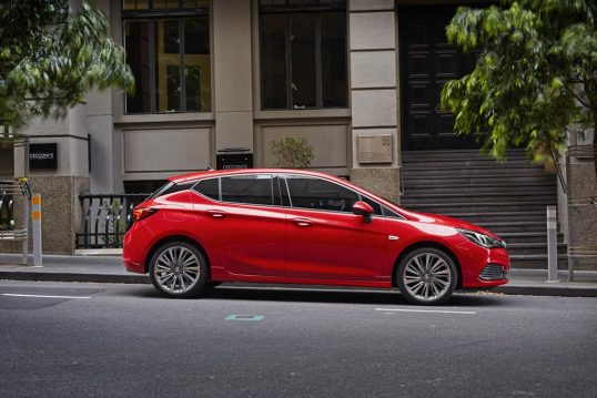 2017-holden-astra-36