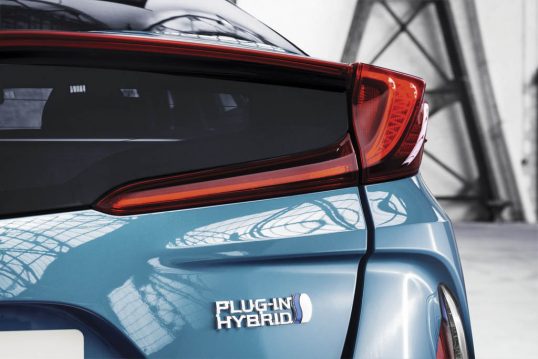 2016-toyota-prius-plug-in-hybrid-03