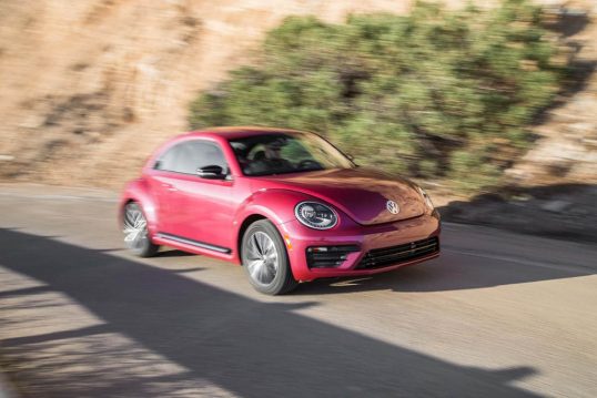 2017-volkswagen-pinkbeetle-front-three-quarter-in-motion-02