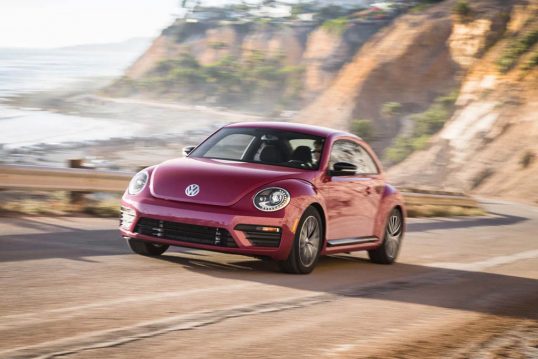 2017-volkswagen-pinkbeetle-front-three-quarter-in-motion-03