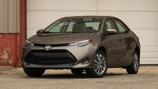 2017-toyota-corolla-review03