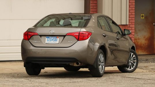 2017-toyota-corolla-review04